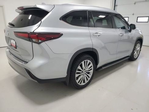 Certified 2024 Toyota Highlander Platinum FWD image 44