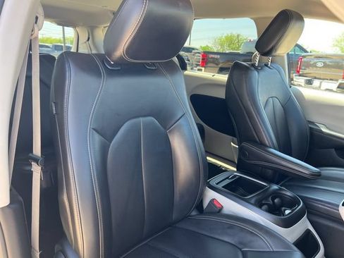 Used 2023 Chrysler Pacifica Touring-L FWD image 23