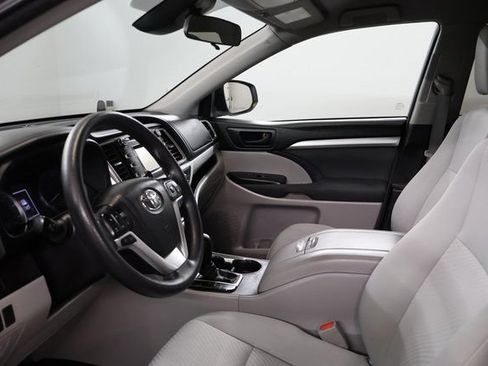Used 2017 Toyota Highlander LE FWD image 12