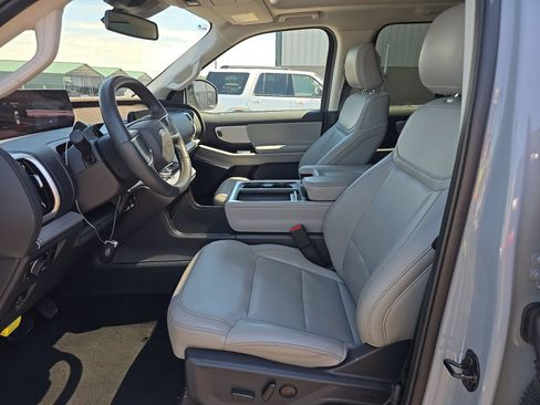 Used 2025 Ford Expedition Active AWD/4WD image 14