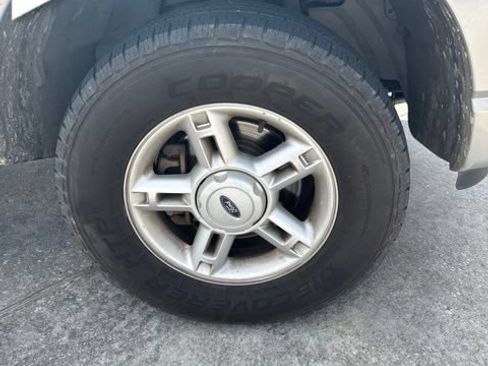 Used 2005 Ford Explorer XLT RWD image 2