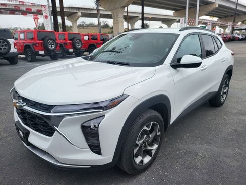 Used 2025 Chevrolet Trax LT w/ LT Convenience Package image 1