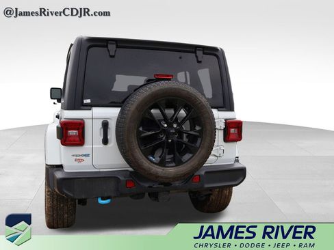 Used 2023 Jeep Wrangler Unlimited Sahara w/ Cold Weather Group AWD/4WD image 17
