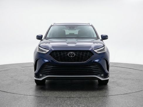 Used 2025 Toyota Highlander XSE image 2