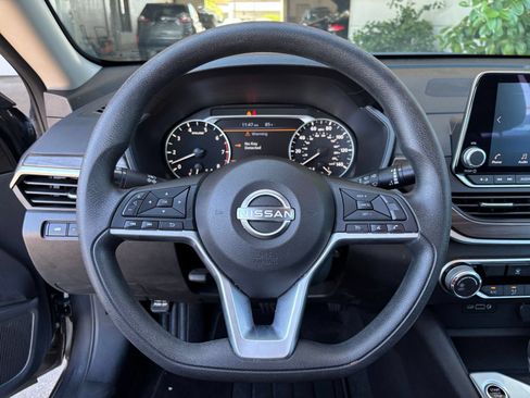 Used 2025 Nissan Altima 2.5 SV FWD image 28