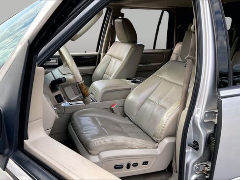 Used 2010 Lincoln Navigator 4WD image 7