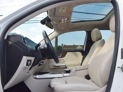 Used 2020 Mercedes-Benz GLB 250 4MATIC w/ Premium Package image 17