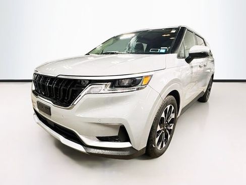 Used 2023 Kia Carnival EX FWD image 3