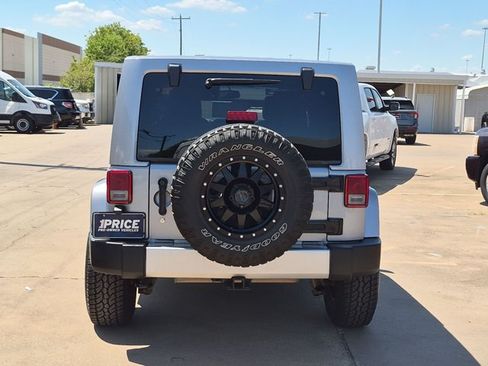 Used 2015 Jeep Wrangler Unlimited Sahara w/ Max Tow Package AWD/4WD image 7