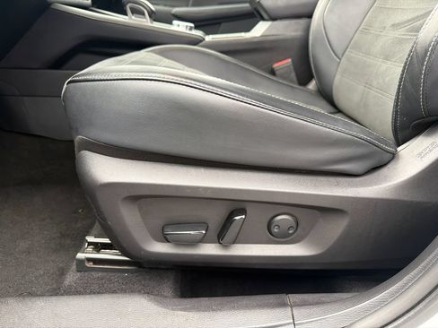 Used 2024 Mitsubishi Outlander AWD image 25