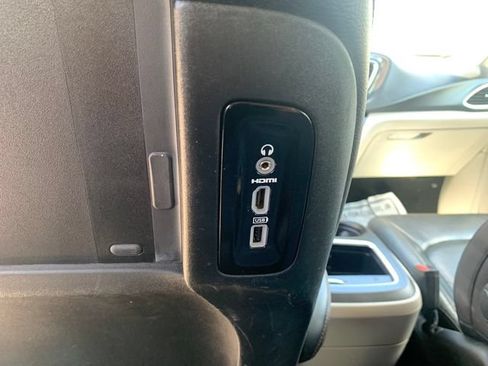 Used 2018 Chrysler Pacifica Touring-L Plus w/ Tire & Wheel Group FWD image 18