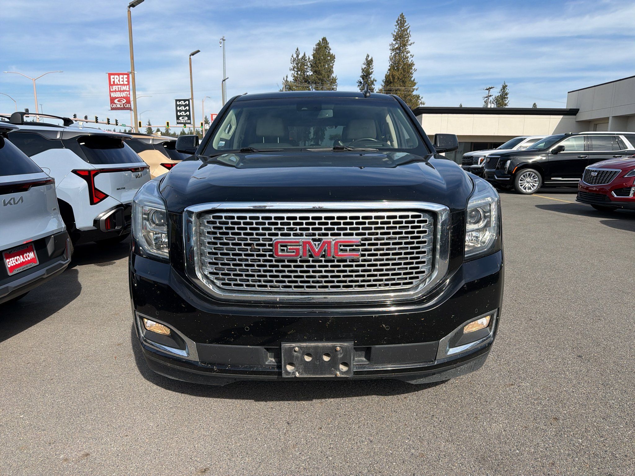 Used 2017 GMC Yukon Denali AWD/4WD image 2
