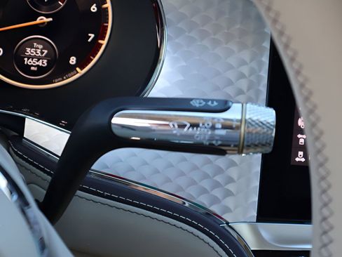 Used 2023 Bentley Flying Spur Azure image 38
