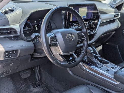 Used 2023 Toyota Highlander Platinum FWD image 15