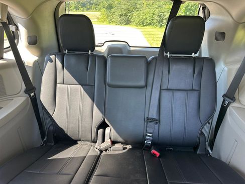 Used 2016 Chrysler Town & Country Touring-L w/ Driver Convenience Group FWD image 8