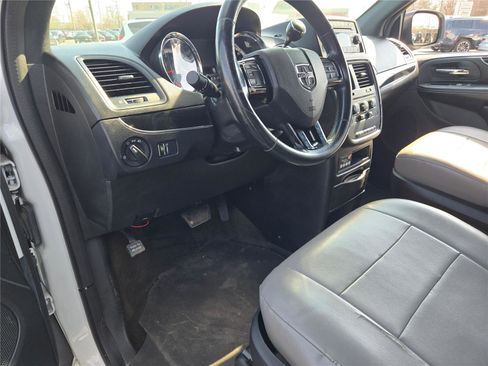 Used 2016 Dodge Grand Caravan SE FWD image 18