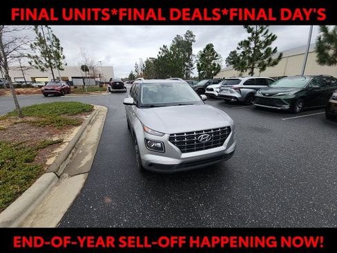 Used 2024 Hyundai Venue SEL image 3