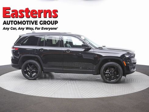 Used 2024 Jeep Grand Cherokee Laredo AWD/4WD image 47
