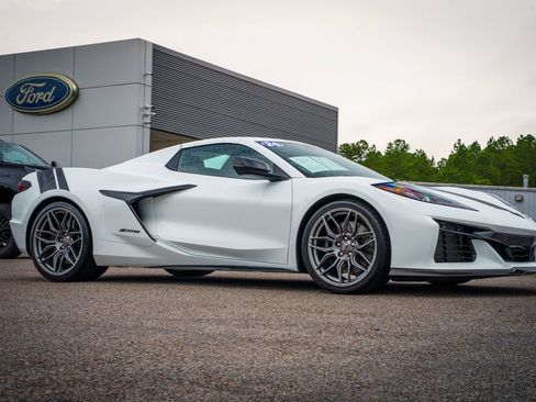 Used 2024 Chevrolet Corvette Z06 RWD image 3