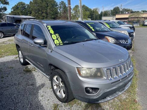Used 2016 Jeep Compass Latitude AWD/4WD image 2