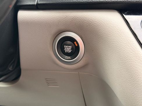 Used 2019 Chrysler Pacifica Touring-L FWD image 40