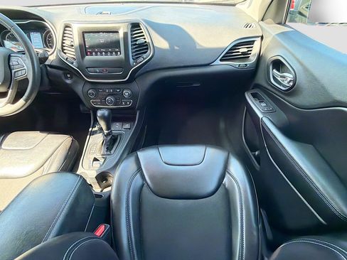 Used 2020 Jeep Cherokee Latitude Plus image 17