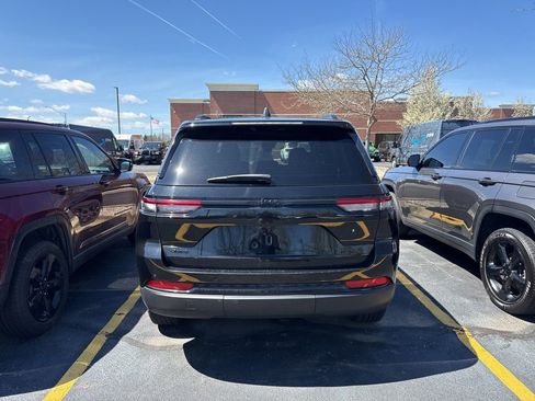 Certified 2025 Jeep Grand Cherokee Altitude AWD/4WD image 11