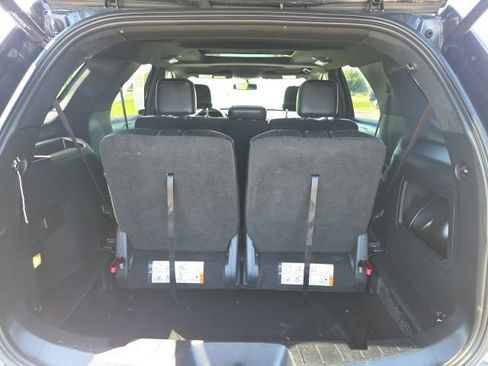 Used 2017 Ford Explorer XLT w/ Equipment Group 202A AWD/4WD image 11
