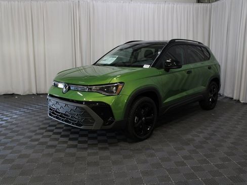 New 2025 Volkswagen Taos SE image 28