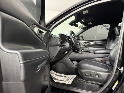 Used 2025 Chevrolet Traverse LT image 10