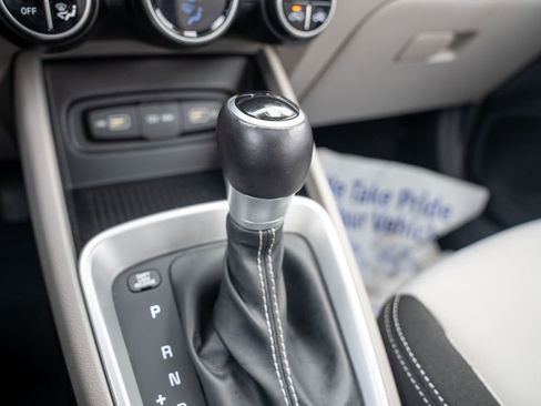 Certified 2022 Hyundai Venue SEL image 25