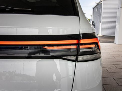 New 2026 Volkswagen Taos SE image 18