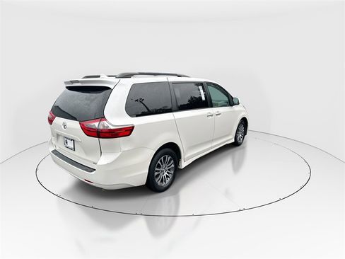 Used 2020 Toyota Sienna XLE image 8