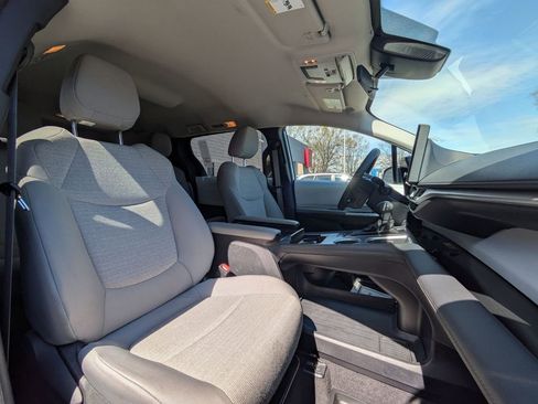 Used 2025 Toyota Sienna LE FWD image 31