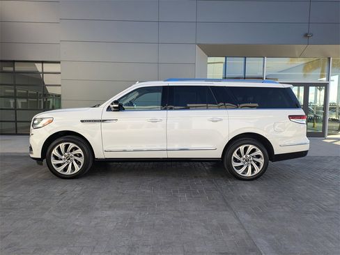 Certified 2024 Lincoln Navigator L Reserve image 7
