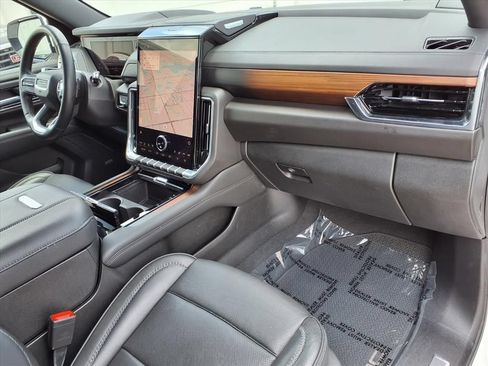 Used 2025 GMC Yukon XL Denali AWD/4WD image 8