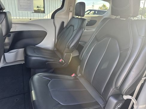 Used 2024 Chrysler Pacifica Touring-L FWD image 5