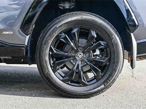 Used 2022 Toyota RAV4 SE image 11