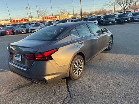 Used 2023 Nissan Altima 2.5 SV w/ SV Premium Package image 5