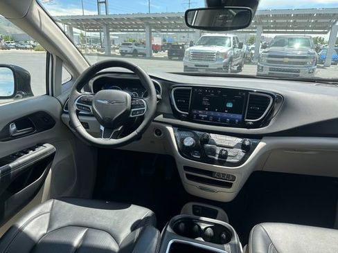 Used 2024 Chrysler Pacifica Touring-L FWD image 16