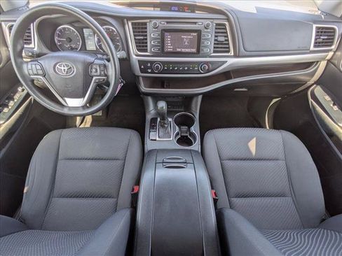 Used 2019 Toyota Highlander LE FWD image 17