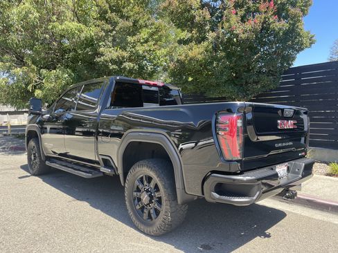 Used 2025 GMC Sierra 2500 AT4 w/ AT4 Preferred Package AWD/4WD image 3
