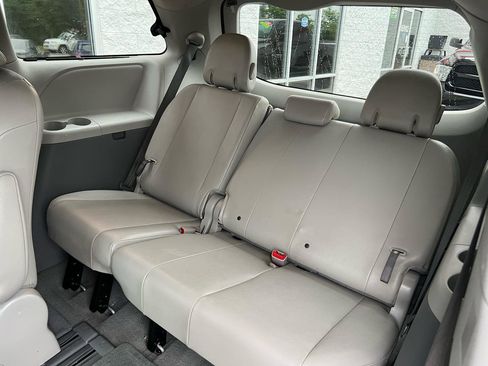 Used 2011 Toyota Sienna XLE w/ Entertainment Pkg FWD image 15
