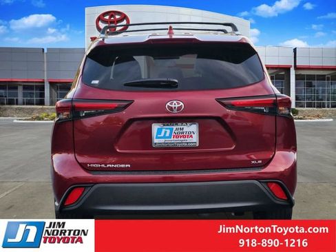 Used 2025 Toyota Highlander XLE FWD image 7