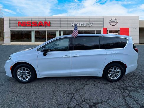 Used 2024 Chrysler Pacifica Touring-L image 5