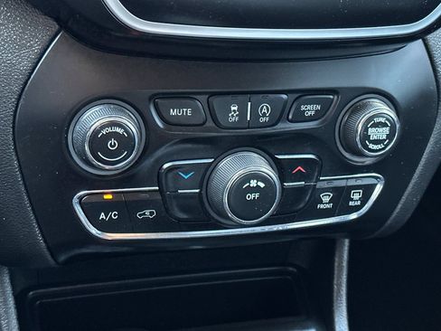Used 2019 Jeep Cherokee Latitude Plus AWD/4WD image 20