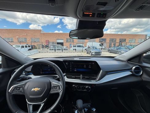 Used 2025 Chevrolet Trax LT w/ LT Convenience Package FWD image 32
