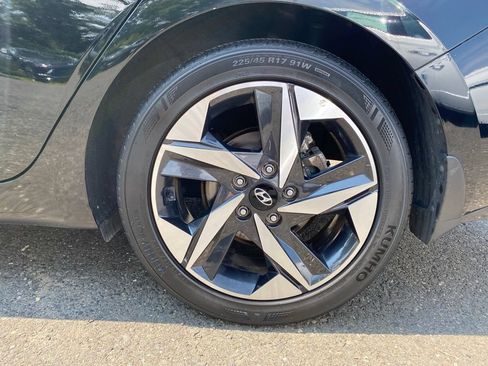 Certified 2023 Hyundai Elantra Limited w/ Winter Weather Package FWD image 9