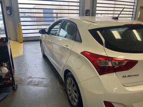 Used 2017 Hyundai Elantra GT FWD image 5