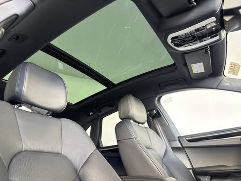 New 2026 Porsche Macan image 19